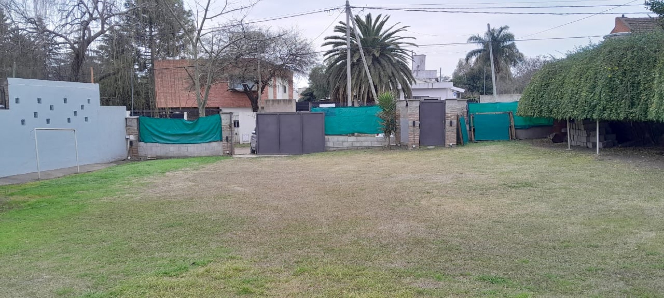 VILLA ALLENDE LOMAS ESTE   HERMOSA PROPIEDAD, QUINCHO, PILETA Y CUARTO DE GUARDADO ubicada sobre calle Valparaiso 