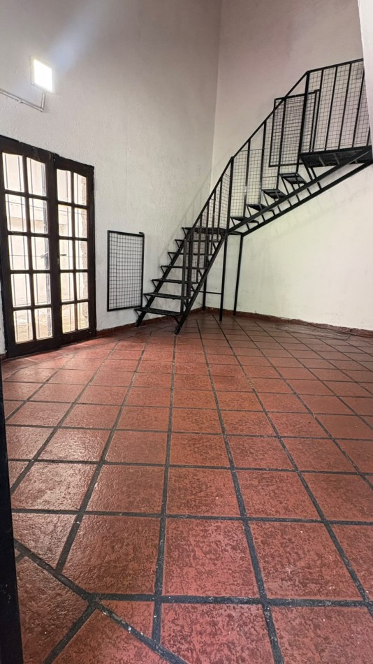 ALQUILER CASA HABITACION en Villa Allende Sobre calle Barcelona - BARRIO LOMAS ESTE 